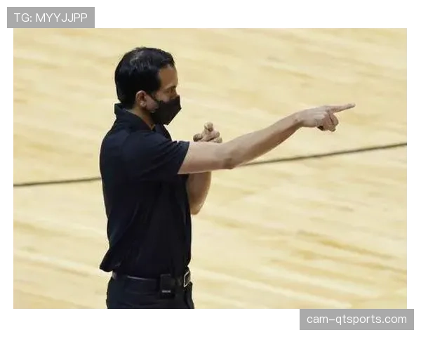 决胜时刻:阿里莎·格雷关键抢断直接转化为快攻得分,锁定胜局 决胜时刻:阿里莎·格雷关键抢断直接转化为快攻得分,锁定胜局